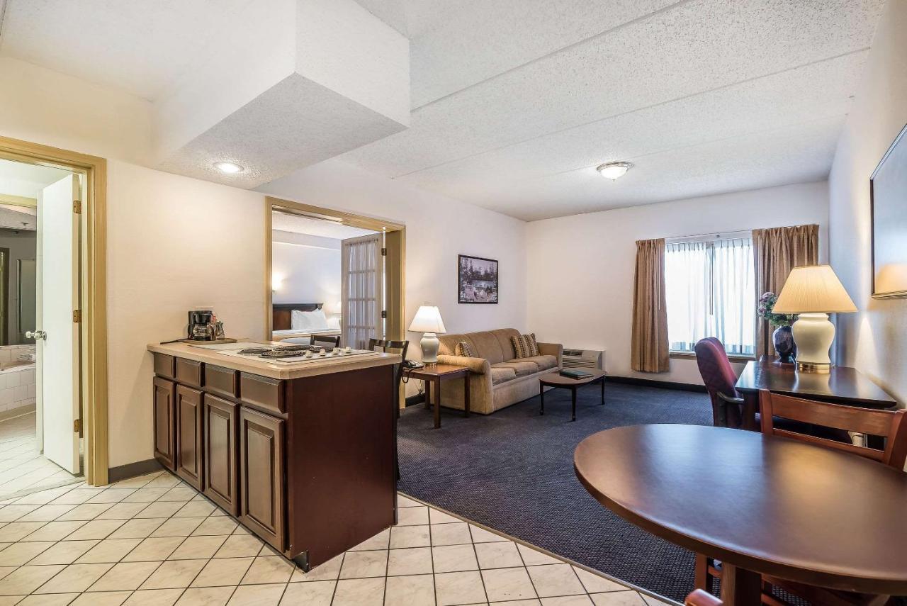 Quality Inn & Suites Albany Airport Latham Exterior foto